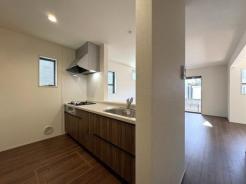 キッチン　家事をしながらコミュニケーションが取れる対面式キッチン。