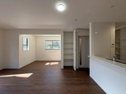 リビング　隣接した洋室と合わせて広々と使えるリビング。