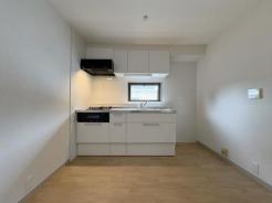 キッチン　壁向きのキッチンは空間を広く使うことができます。