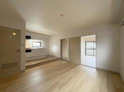 リビング　キッチンまで一つにつながる開放感。11.0帖です。