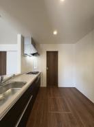 キッチン　家事をしながらコミュニケーションが取れる対面式キッチン。