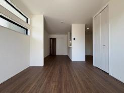 リビング　キッチンまで一つにつながる開放感。15.5帖です。