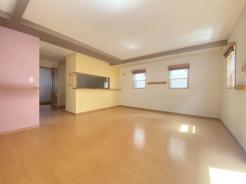 リビング　キッチンまで一つにつながる開放感。約20.3帖です。