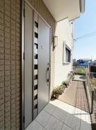 玄関　玄関前のアプローチはスロープで段差を解消しています