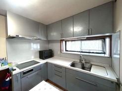 キッチン　窓があり明るいL字型キッチン。IHクッキングヒーターです。