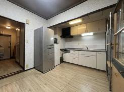 リビング　ＡＩ加工により、小物を削除しています。