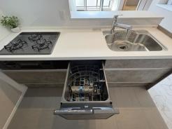 キッチン　使いやすいシステムキッチン。時短・節水に便利な食洗器付。