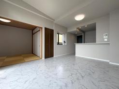 リビング　隣の和室と合わせて広々と使えるリビング空間。