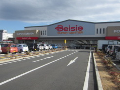 ベイシア青梅インター店 食品・日用品・衣料がワンフロアで揃います。
近辺には道を挟んで向こう側にカインズホームがあります。