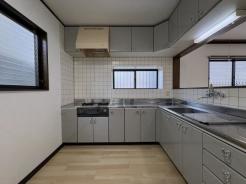 キッチン　作業スペースが広く、短い距離で効率よく作業ができるL字型キッチン。