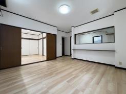 リビング　隣の洋室と合わせて広々と使えます。