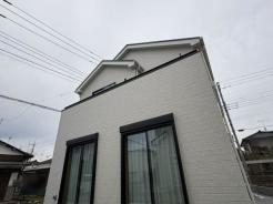 外観　日当たり良好な現地建物の様子です。