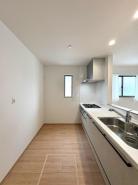 キッチン　窓のある明るいキッチン。