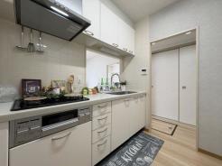 キッチン　家事をしながらコミュニケーションが取れる対面式キッチン