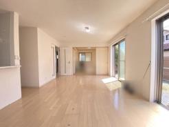 リビング　隣の和室と合わせて広々と使えるリビング空間。