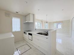 キッチン　家事をしながらコミュニケーションが取れる対面式キッチンは落ち着いた色でまとめられています。

