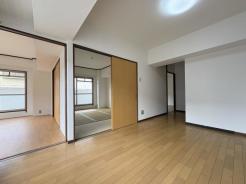 リビング　隣室を開ければ開放感のある空間になります。