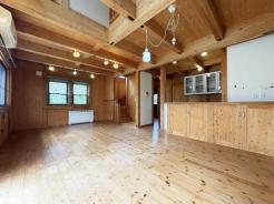 リビング　木の香りで癒される憩いのリビング