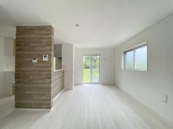 リビング　窓を開けると気持ちの良い風が吹き抜けます。