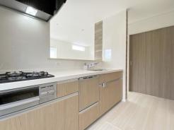 キッチン　ビルトイン食洗器標準装備のシステムキッチン。