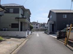 前面道路含む現地写真　交通量の少ない道路に面しています。