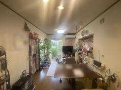 リビング 家族団らんの中心となるリビングは、リフォームされていなくても清潔感がしっかりと保たれた空間。子供の宿題を見守りながら、夫婦でゆったり寛げる温かな時間が毎日広がっていきます。