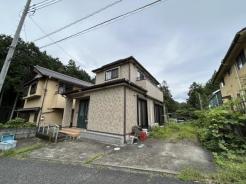 外観　大変綺麗な外装となっております。駐車場はなんと４台まで停めることが可能な広さ。