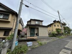 玄関　大変綺麗な外装となっております。