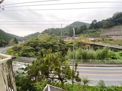 道路、川の向こうは駅です。駅まで徒歩2分。