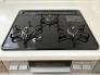 キッチン　3口タイプのガスコンロで同時調理が可能。キッチングリル付きです。