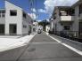前面道路含む現地写真　幅５ｍの開発道路に面しています。