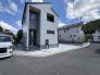 その他現地　立体感のあるスタイリッシュなフォルムが印象的な建物です。2階部分にはインナーバルコニーを配置しており、機能性と洗練されたデザイン性を兼ね備えた造りとなっております。