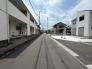 前面道路含む現地写真　周辺道路の様子です。