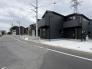 前面道路含む現地写真　交通量の少ない道路に面しています。