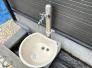 庭　屋外に設置された、手洗いパン付きのスタイリッシュな立水栓です。泥のついた靴を洗ったり、お散歩帰りのペットの足を拭いたりと、外の汚れを室内に持ち込まないための便利な設備として、暮らしの幅を広げます。