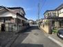 前面道路含む現地写真　静かな住環境の現地です。