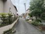 前面道路含む現地写真　周辺は閑静な住宅街です。