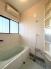 バス　浴室窓あり。換気に便利です。