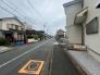 前面道路含む現地写真　周辺は閑静な住宅街です。