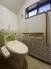 トイレ　1階・2階にそれぞれ設けられたトイレは温水洗浄便座です。(写真は1階トイレ)