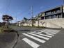 前面道路含む現地写真　周辺は閑静な住宅街です。