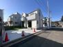外観　日当たり良好な現地建物の様子です。