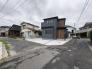前面道路含む現地写真　前面道路の様子です。交通量の少ない道路に面しています。