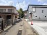 前面道路含む現地写真　交通量の少ない道路に面しています。