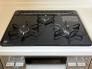 キッチン　3口タイプのガスコンロで同時調理が可能。