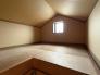 その他内観　小屋根裏収納内部の様子。季節物やかさばる物の保管に便利です。
