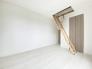 洋室　梯子から小屋裏収納に登れます。