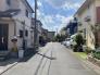 その他現地　前面道路はゆとりある幅で見通しも良好です。小学校まで徒歩6分の通学路として、お子様が毎日ひとりでも安心して歩ける環境がしっかりと整えられている点も嬉しいポイントです。