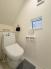 トイレ　1階・2階にそれぞれ設けられたトイレは温水洗浄便座です。(写真は1階トイレ)