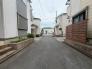 前面道路含む現地写真　交通量の少ない道路に面しています。